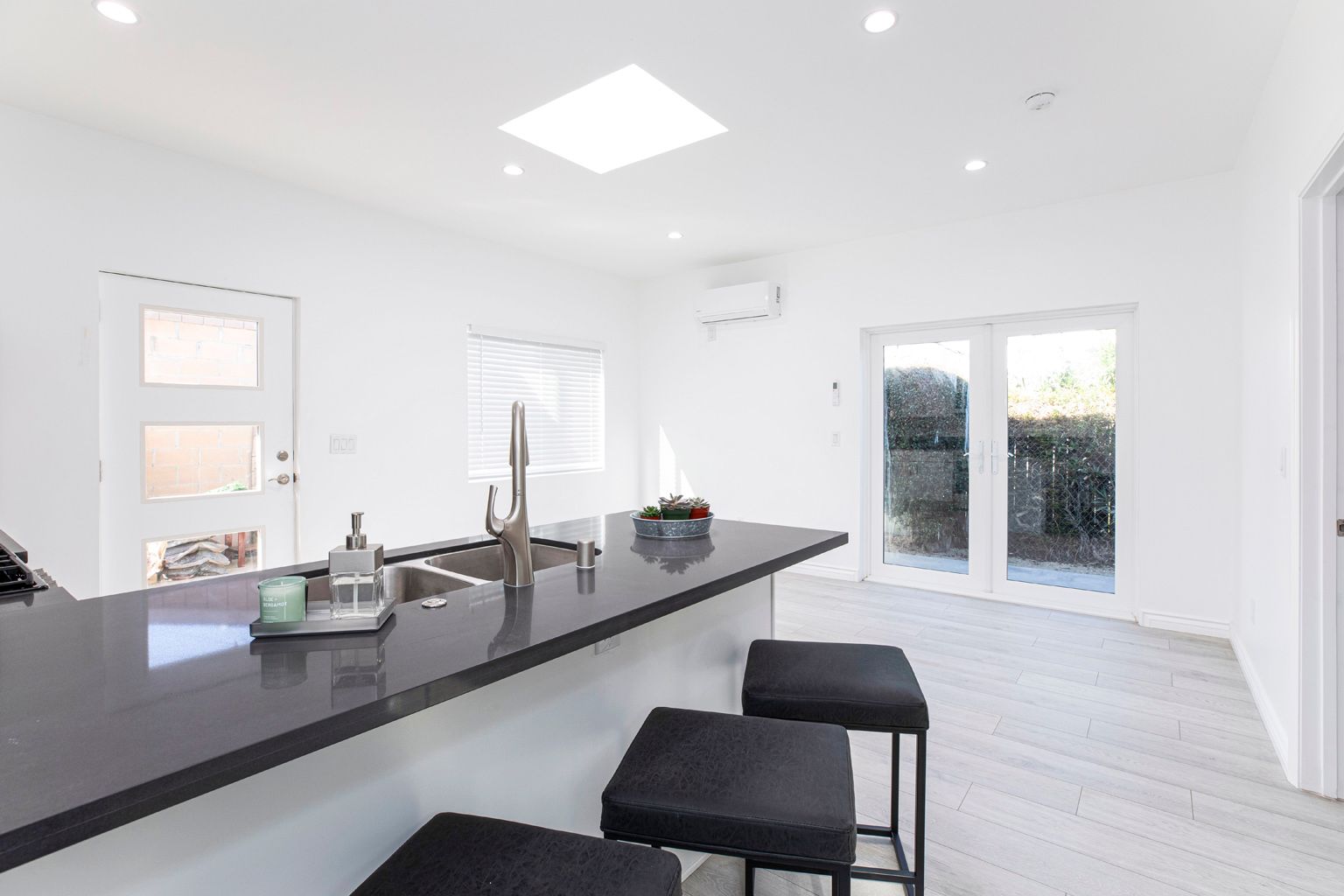 Modern Concrete ADU in Los Angeles, CA photo 11