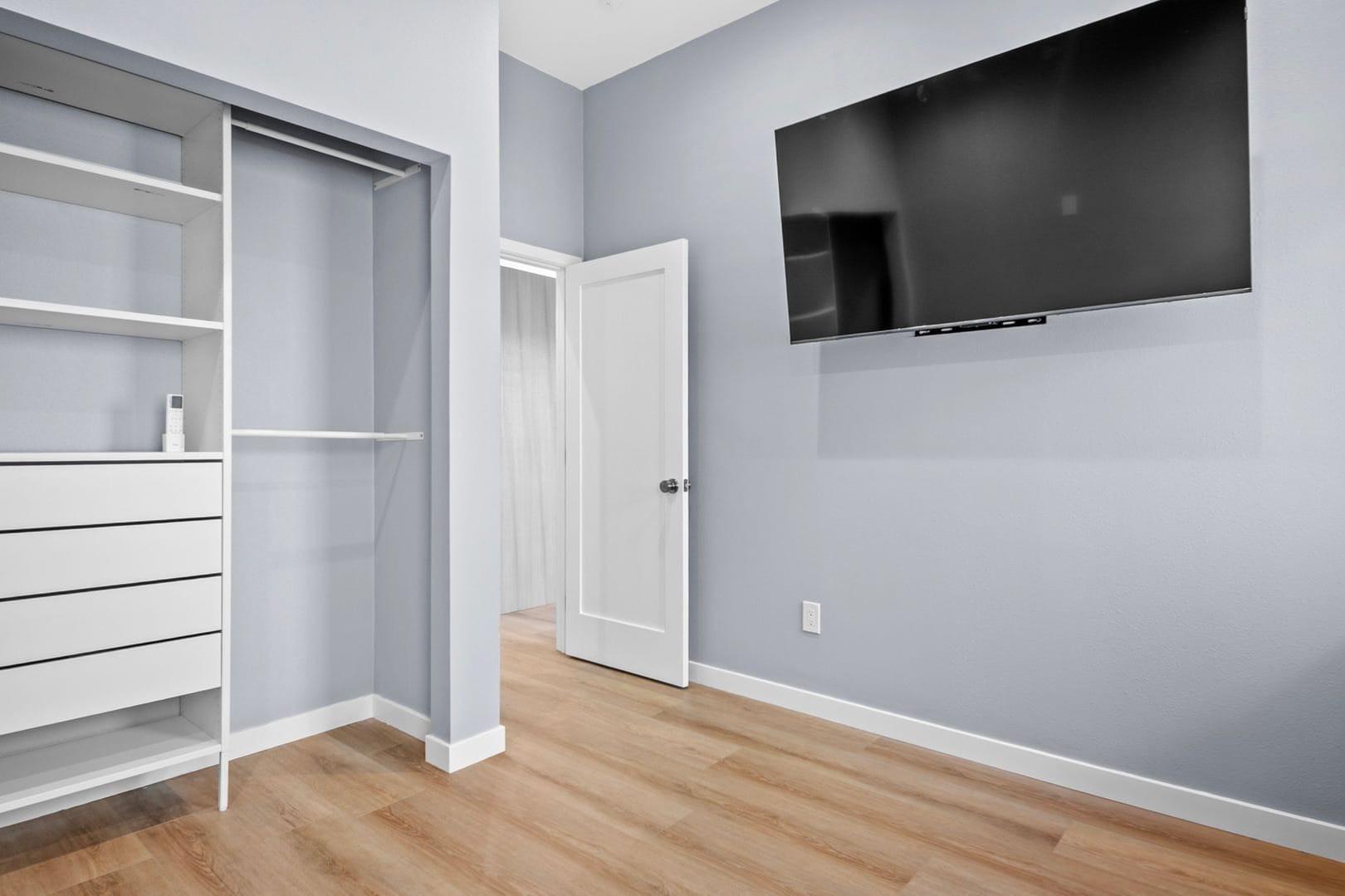 Open-Concept Modern ADU in Los Angeles, CA photo 16